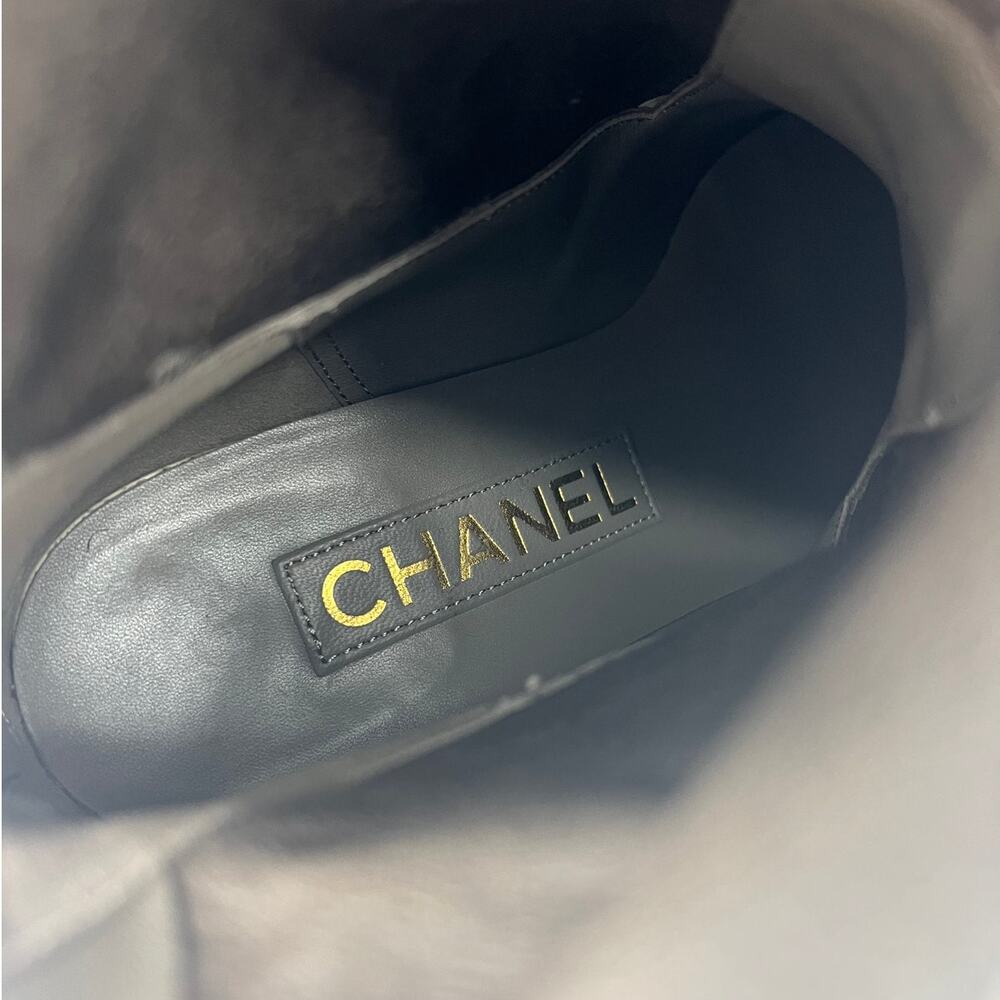 Chanel 2024 Cap Toe Interlocking CC Logo Suede Boots - Picture 14 of 16
